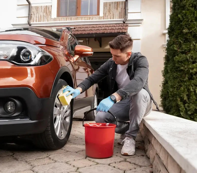 Lavage auto à domicile Rilhac-Rancon : professionnel intervenant sur un véhicule